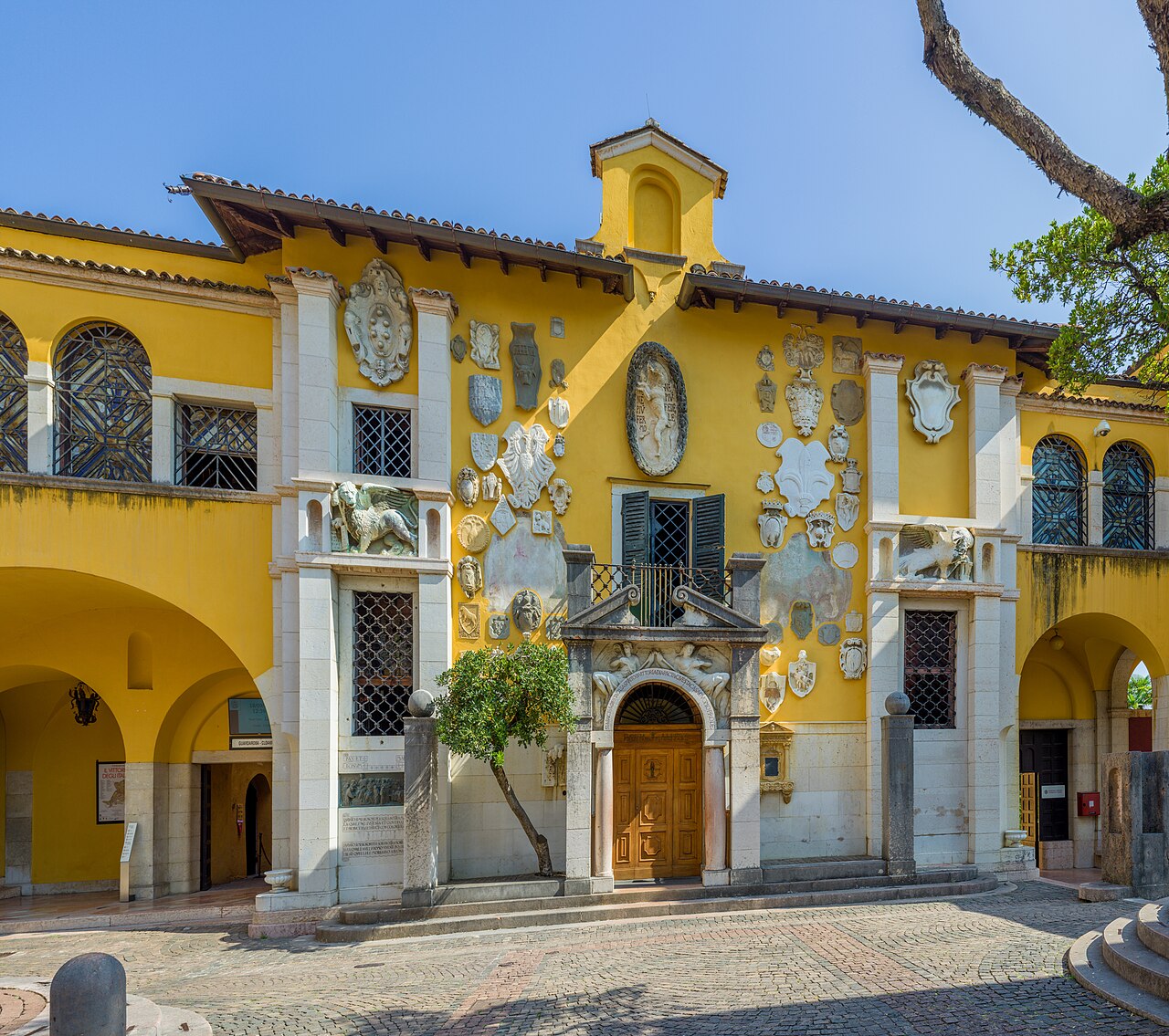 Die Fassade der Prioria im Vittoriale degli Italiani